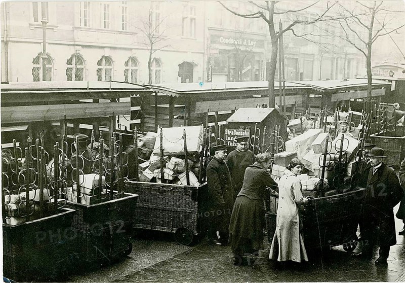 Mail parcels, transportation, help from gymnasts, World War I, Berlin, tram Busy train station with carts full of luggage and people in a historic travel setting in black and white, 1914-1918