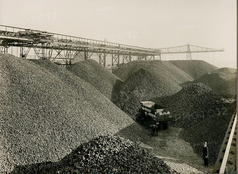 Berlin, Westhafen, Moabit, coal piles, coke, Berger-Kulp Röchling, Huttenstraße, wholesale, fuel, truck, crane system, overview of coal hills next to a conveyor belt with worker and truck, walleye, Labisch, photographer studio, Jewish, around 1930