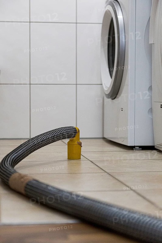 Professional screed insulation layer drying after water damage in the apartment due to a defective washing machine connection