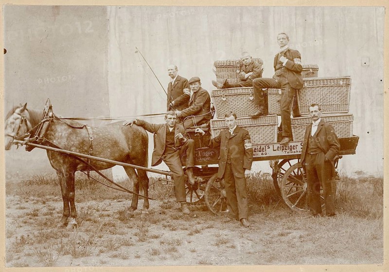 Transport, moving company, Seidel's, Berlin, Leipziger Straße, transport boxes, profession, twenties, industry, men on a loaded horse-drawn cart with baskets, ready to set off, historical photography, around 1922