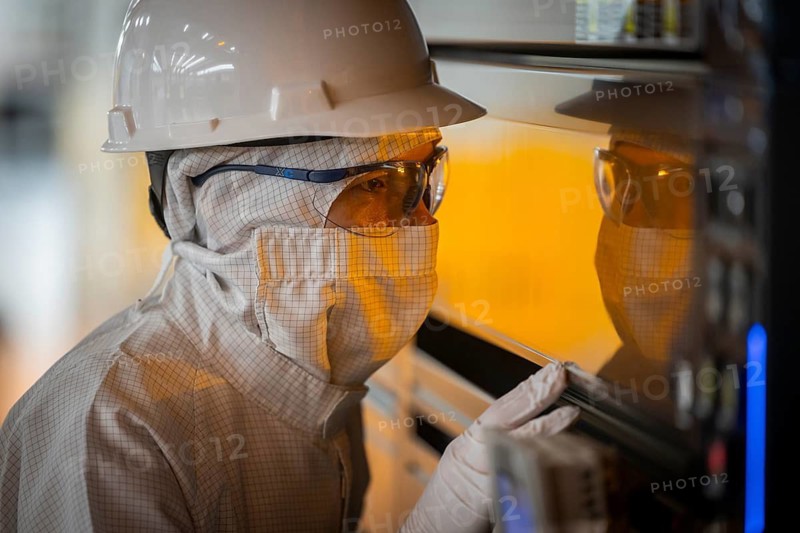 Clean room of Infineon Technologies AG's new Smart Power Fab in Dresden on June 10. The Smart Power Fab will be officially opened on July 2. With an investment volume of five billion euros, the new plant is the largest single investment in Infineon's history and one of the largest investment projects in Germany. Lithography system for 300 mm wafer production in Infineon Technologies AG's new Smart Power Fab in Dresden, Dresden, Saxony, Germany