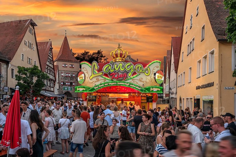 Visitors at the stand with fresh Hungarian flatbread at the Laufer City Festival, evening sky, Lauf an der Pegnitz, Middle Franconia, Bavaria, Germany