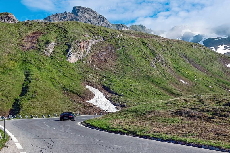 Porsche 911 on the southern driveway to Hochtor Alpenstraße, Grossglockner Hochalpenstraße, Alpenpass, Passstraße in Alpen, Heiligenblut, Carinthia, Austria