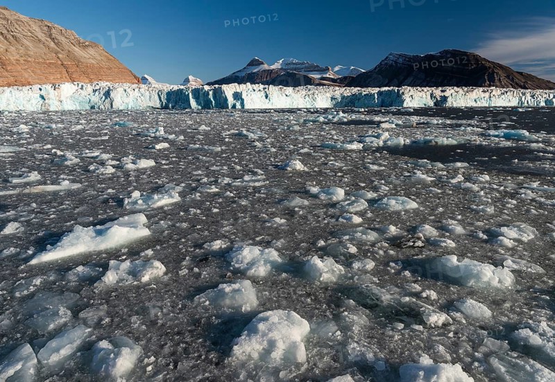 Glacial ice, Ossian Sarsfjellet, Colletthogda, two of the three mountains known as Tee Kroner (Three Crowns), Kronebreen or Kronengletscher Glacier, Kongsfjord or Kongsfjorden, the Svalbard archipelago, Svalbard, Norway