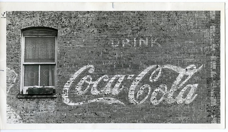 House wall, USA, advertisement, flattened, Coca-Cola graffiti on an old brick wall in vintage style, around 1935