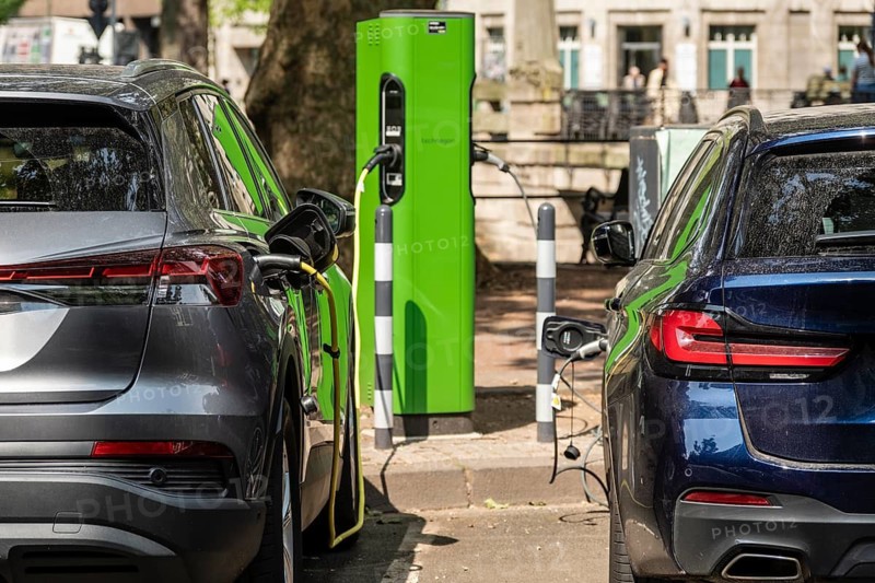 Two cars are charged at a charging station on Königsallee, Düsseldorf, Germany