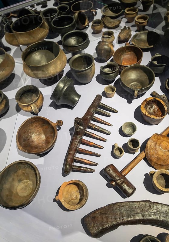 Various ancient Oemish bowls and bowls made of metal, scythe, Varus Battle Roman Museum Kalkriese, Bramsche, Lower Saxony, Germany