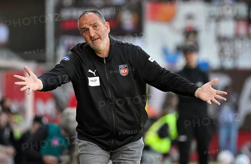 Coach Coach Frank Schmidt 1. FC Heidenheim 1846 FCH on the sidelines gesture gesture soccer Bundesliga, Voith-Arena, Heidenheim, Baden-Württemberg, Germany