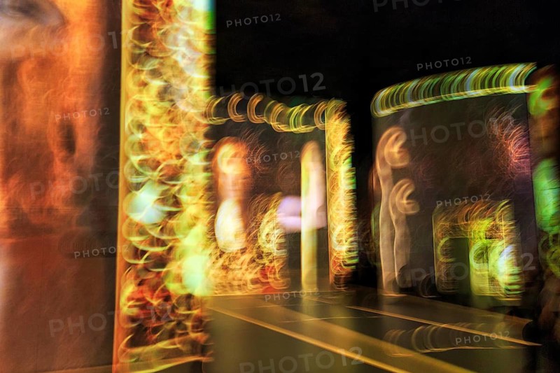 Immersive exhibition, digital art, famous paintings, colorful projections on walls and floors, three-dimensional, 3D, pictures by Gustav Klimt, motion blur, art museum, Port des Lumieres, Westfield Überseequartier, Hafencity, Hamburg, Germany