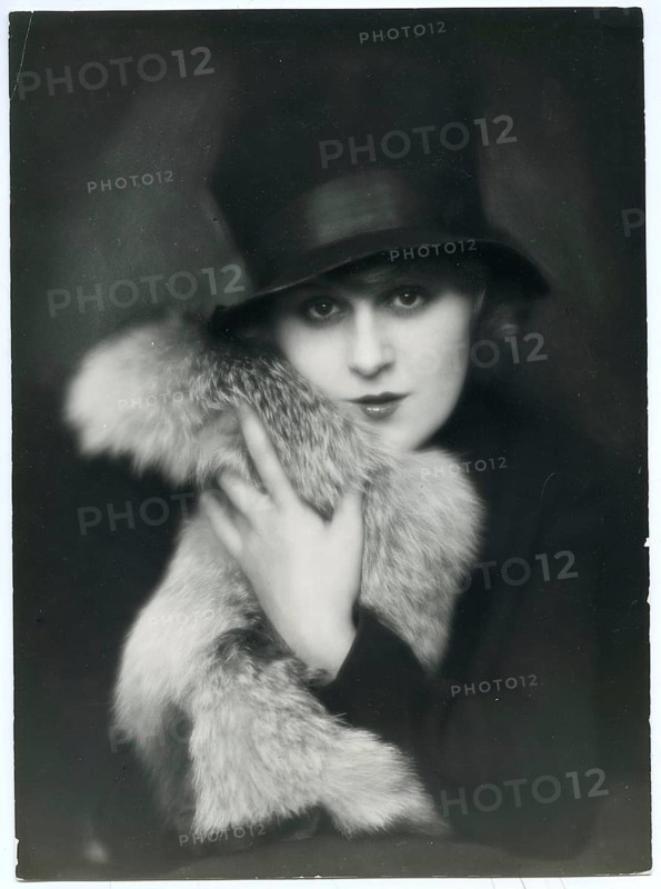 Marietta Miller, actress, silent film, 1894-1929, twenties, elegantly dressed woman in black and white with hat and fur coat, expressive look, around 1926