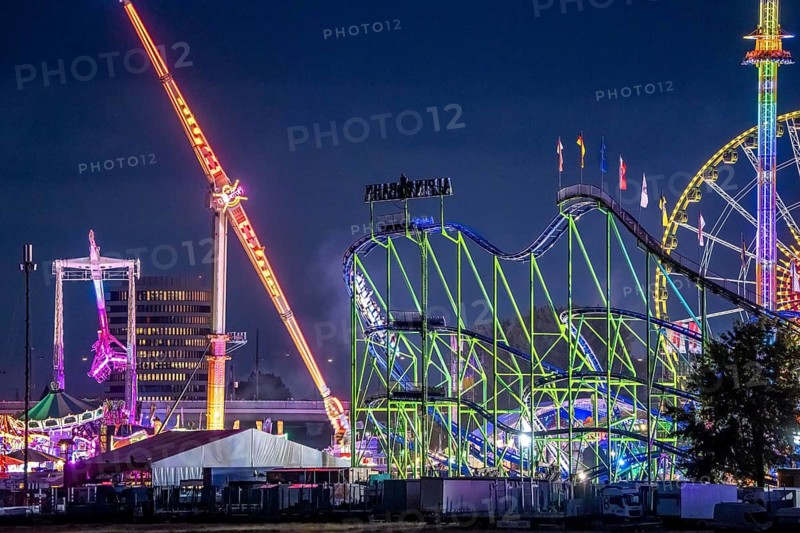 Rhine fair in the Rheinwiesen in Düsseldorf-Oberkassel, rides in the evening, with lots of lighting, Hangover The Tower, Free Fall Tower, Ferris Wheel, Alpina Railway, Rollercoaster, Infinity, Overhead Swing, Gladiator, North Rhine-Westphalia, Germany
