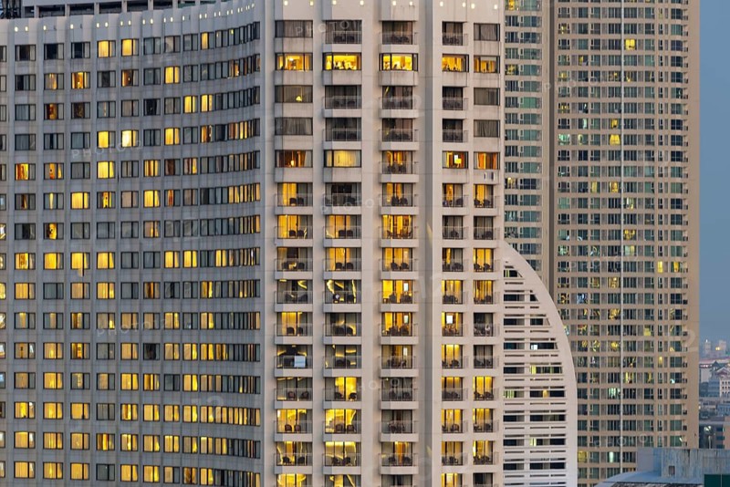 Nocturnal view of the Shangri-La Hotel on the east bank of Chao Phraya, the warmly lit rooms stand out clearly against the dense high-rise backdrop of the Riverside Zone, Bang Rak district, Bangkok, Thailand