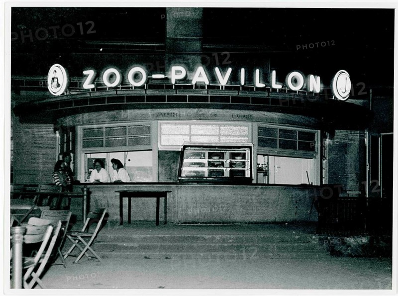 Zoo Pavilion, Zoological Garden, Berlin, Tiergarten, snack bar, rotbau kiosk with neon lettering at night, possibly near a zoo, around 1955