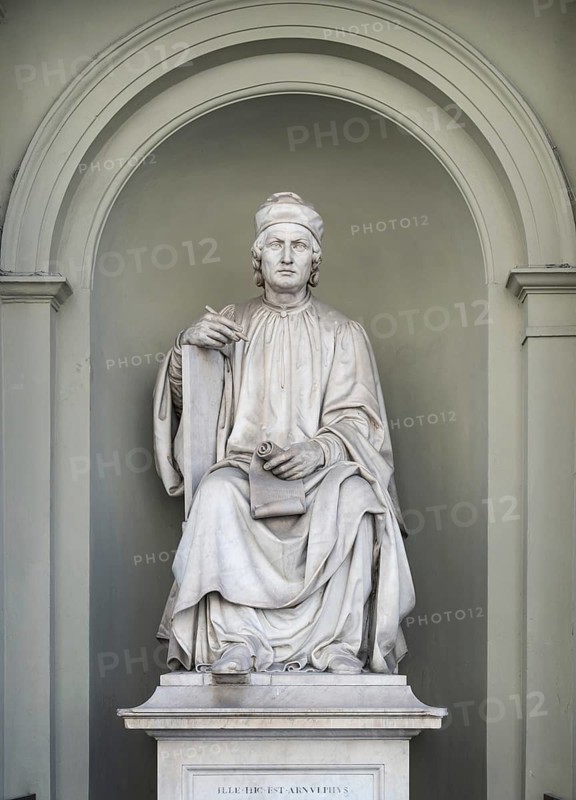 Sculpture depicting Arnolfo di Cambio, famous Renaissance architect and sculptor who was involved in designing the cathedral in Florence, created by Luigi Pampaloni, old town, Florence, Tuscany, Italy