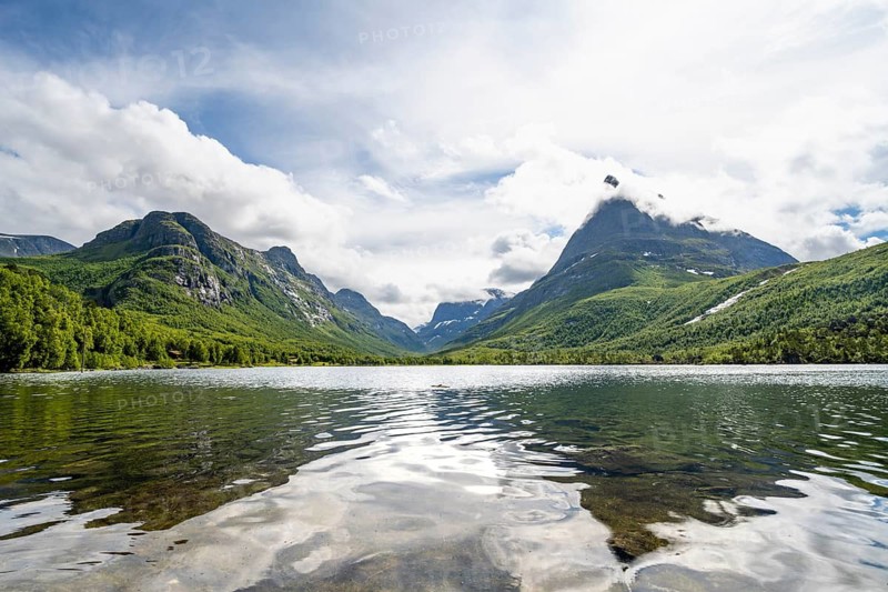 Lake Litlvatnet, Innerdalen High Valley, Innerdalstårnet Mountain, Trollheimen Mountain Area, Sunndal, Møre og Romsdal, Western Norway