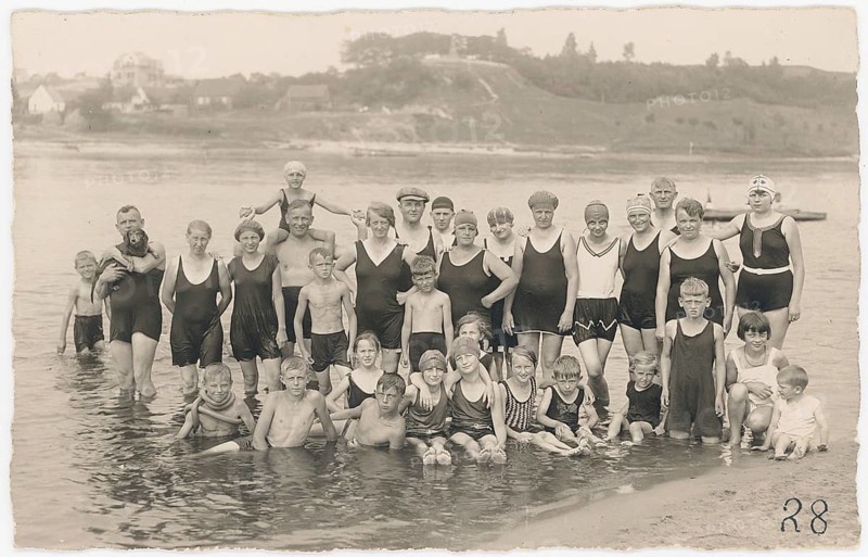 Güstebiese, Neumark, Ider, Gozdowice, Poland, eastern regions, woman, men, children, girls, boys, large family standing in shallow water on a riverbank, around 1926