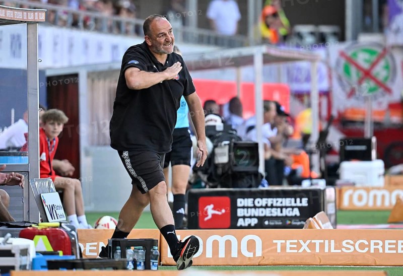 Coach Coach Frank Schmidt 1. FC Heidenheim 1846 FCH on the sidelines gesture sour soccer Bundesliga, Voith-Arena, Heidenheim, Baden-Württemberg, Germany