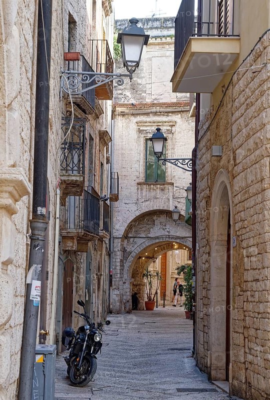 Narrow alleyway in Bari Veccia, the old town of the southern Italian city of Bari. Bari, Apulia, Italy
