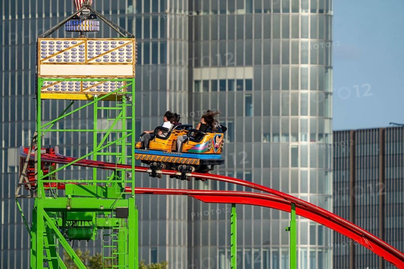 Wilde Maus Achterbahn XXL, Rheinkirmes in den Rheinwiesen in Düsseldorf-Oberkassel, behind the GAP 15 office tower, North Rhine-Westphalia, Germany