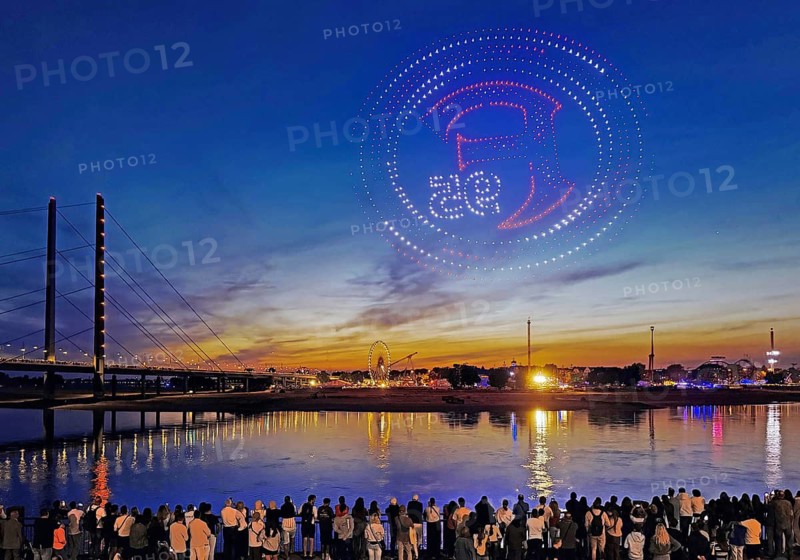 Rhine fair with Rheinkniebrücke, many people watch the drone show with Fortuna logo, Düsseldorf, North Rhine-Westphalia, Germany
