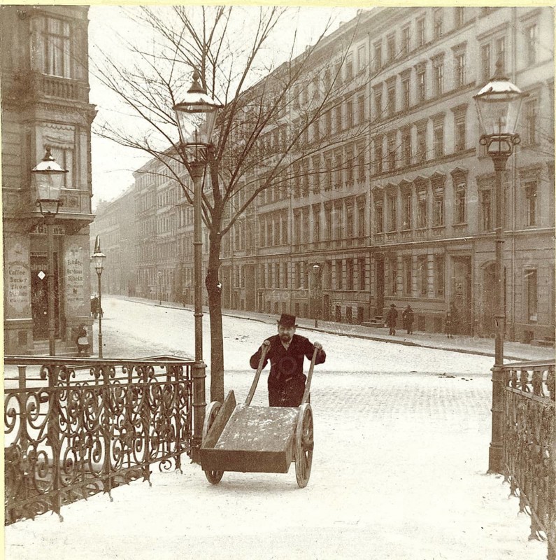 Berlin, Tiergarten, Moabit, Spree, winter, handcart, Armit, twenties, man with handcart on snowy street scene Historic buildings and lanterns in the background, around 1910