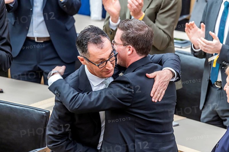 The result of the vote is known: Cem ÖZDEMIR is the first prime minister in Germany with Turkish roots. His designated deputy Manuel Hagel (CDU, right) is among the first to be elected. Stuttgart, Baden-Württemberg, Germany
