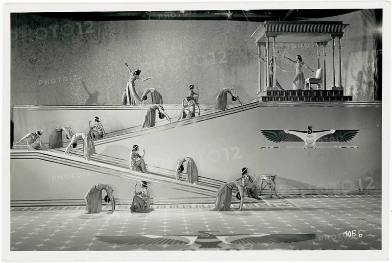 The Great Adventure, film, crime film, Maria Andergast, director, Johannes Meyer, 1938, dancers in geometric formations on a stage-like structure in Egyptian style