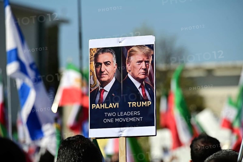 Supporters of Reza Pahlavi demonstrate in front of the Reichstag, including with numerous different flags and posters, which establish Pahlavi's connection to the Shah dynasty and his role as prince and potential future king