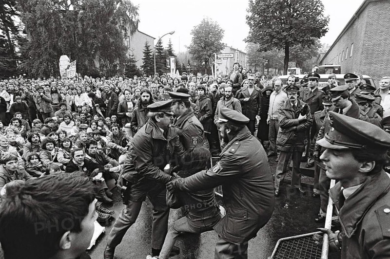 In protest against the rocket stationing in Germany American barracks are blocked in Berlin, here Andrews-Barracks, Steglitz, Finckensteinallee. Many left-wing groups took part, trade unions and employees of the Free University. Berlin Police is carrying away the protesters. In this picture: Karin Wieland. DE: In protest against the rocket deployment in Germany, American barracks are blocked in Berlin, here the Andrews barracks, Finckensteinallee. Many left-wing groups, trade unions, and Freie Universität employees took part. The Berlin police are taking the demonstrators away. In the picture: Karin Wieland