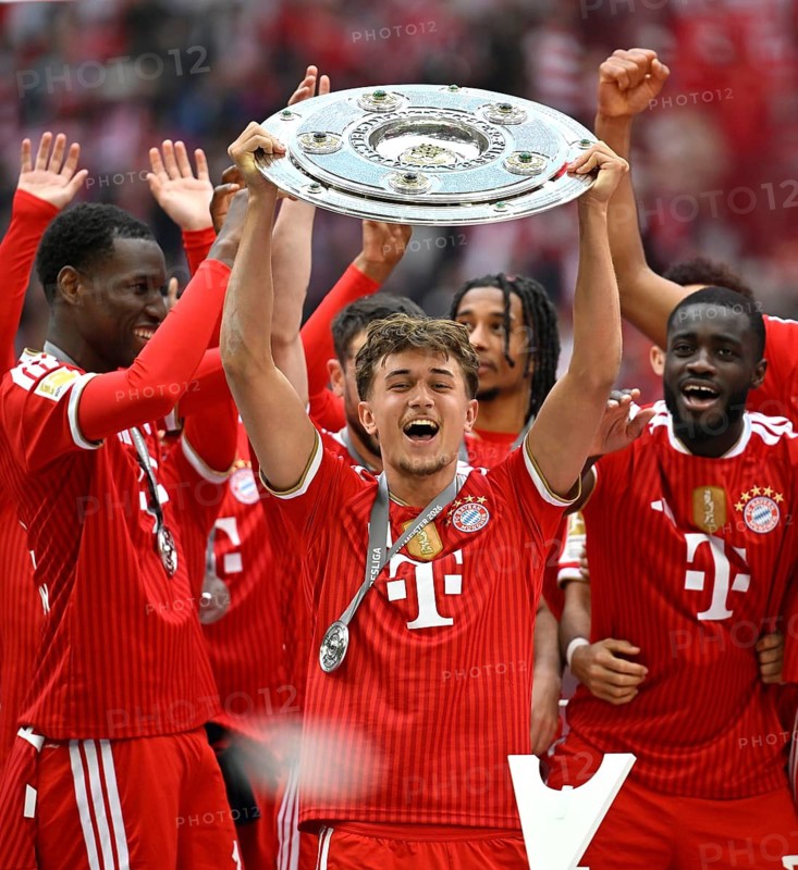 Tom Bischof FC Bayern Munich FCB (20) Dayot Upamecano FC Bayern Munich FCB (02) Bara Sapoko Ndiaye FC Bayern Munich FCB (39) Meisterschale, Schale, Trophäe, Meisterfeier Deutscher Fußballmeister FC Bayern Munich 2026, Fußball Bundesliga, Allianz Arena, Munich, Bayern, Germany