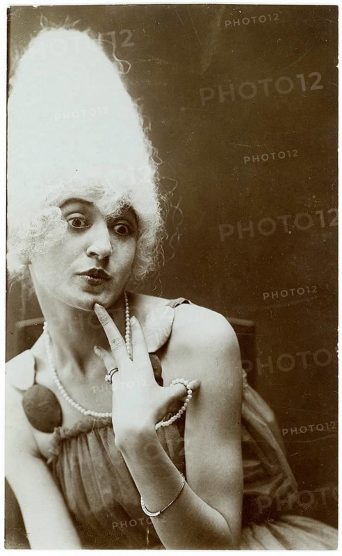 Moa Mandu, Moa Nahuimir (Myosa), dancer, Vienna, Bosnia, model, muse, Egon Schiele, A woman wearing a tall, stylised wig poses playfully for the camera, Egon Schiele's most famous model and muse, the 1920s, c. 1922