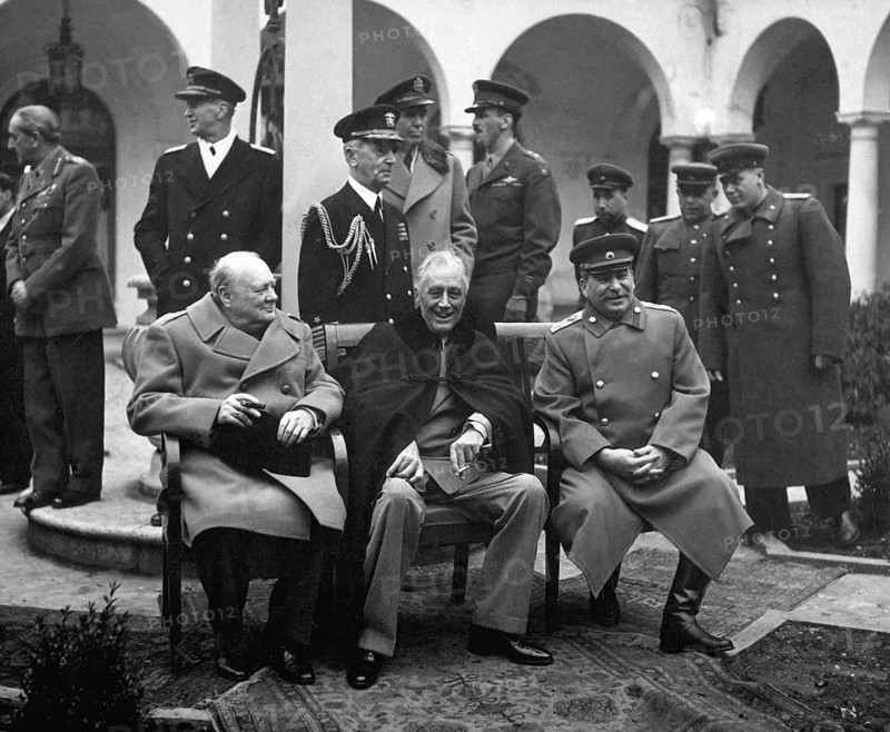 *The Big Three', Franklin D. Roosevelt with Churchill and Stalin at the Yalta Conference on 9 February 1945, negotiating the division of Germany and Europe after the victory, the war against Japan and organisational issues relating to the United Nations. Crimea, Ukraine Franklin D. Roosevelt (30 January 1882, New York - 12 April 1945, Warm Springs, USA) was a member of the US Democratic Party and the 32nd President of the USA. His presidency lasted from 1933 to 1945 and he is one of the most important presidents. He was confronted with many crises during his term of office. Domestically, the Great Depression threatened the standard of living of large sections of the American population. He successfully combated the crisis with the 'New Deal'. He also introduced social security and a minimum wage in the USA. In terms of foreign policy, his time in office was dominated by the Second World War. On 7 December 1941, the Japanese air force attacked the US Pearl Harbor in Hawaii and Italy and...