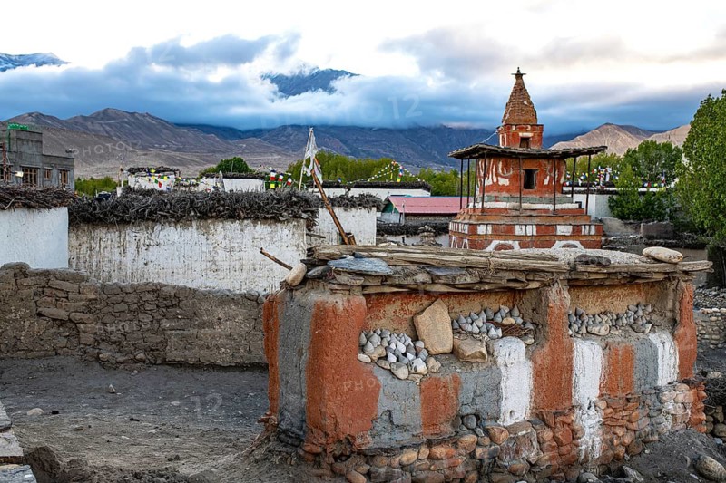 Buddhist stupa, also chords, painted in the foreground on clay wall with Buddhist colors red, white, gray, tsa tsas, small Buddhist votive objects made of clay, which are often mixed with the ashes of the deceased, Tsarang, Mustang, Upper Mustang, former Tibetan kingdom, Himalayas, Nepal