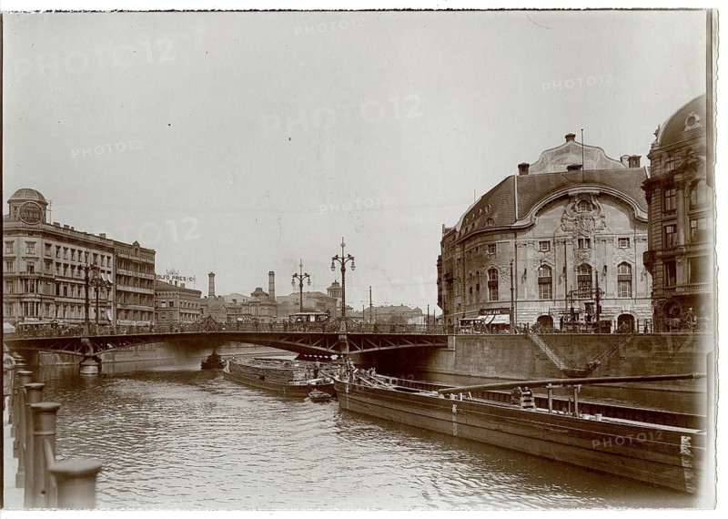 Berlin, Mitte, Friedrichstraße, Weidendammer Brücke, Spree, Comic Opera, Barges, An urban view with a wide river crossed by a bridge, flanked by large buildings, Oskar Sparke, around 1908