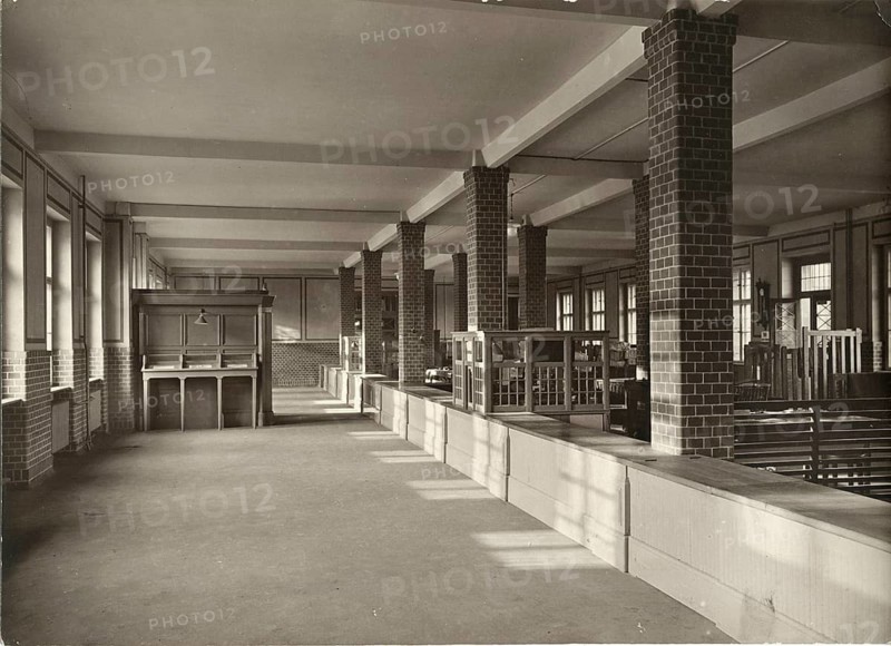 Post Office, Berlin SW 29, Kreuzberg, Bergmannstraße 72, counter, parcel handling, spacious and bright workshop with brick pillars and large windows, 1929