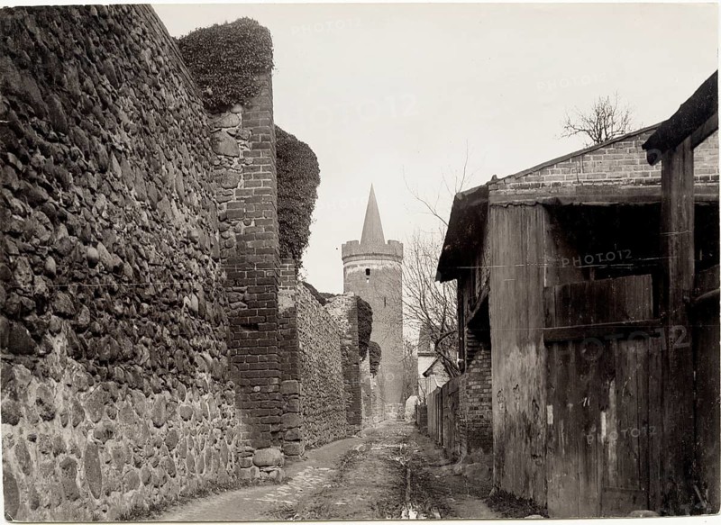Bernau, Stadtmauer, Steintor, narrow medieval alley with high walls and a tower in the background, Carl Seegert, around 1920