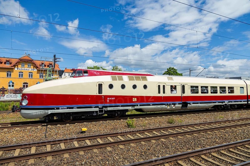 Vindobona is the name of an international train running from 1957 to 2014 and again since mid-June 2020. Its name is derived from the Latin name for the city of Vienna. From 1957, he drove between Berlin and Vienna via Dresden and Prague. A restored SVT Görlitz express railcar arrives in Radebeul Ost, Radebeul, Saxony, Germany