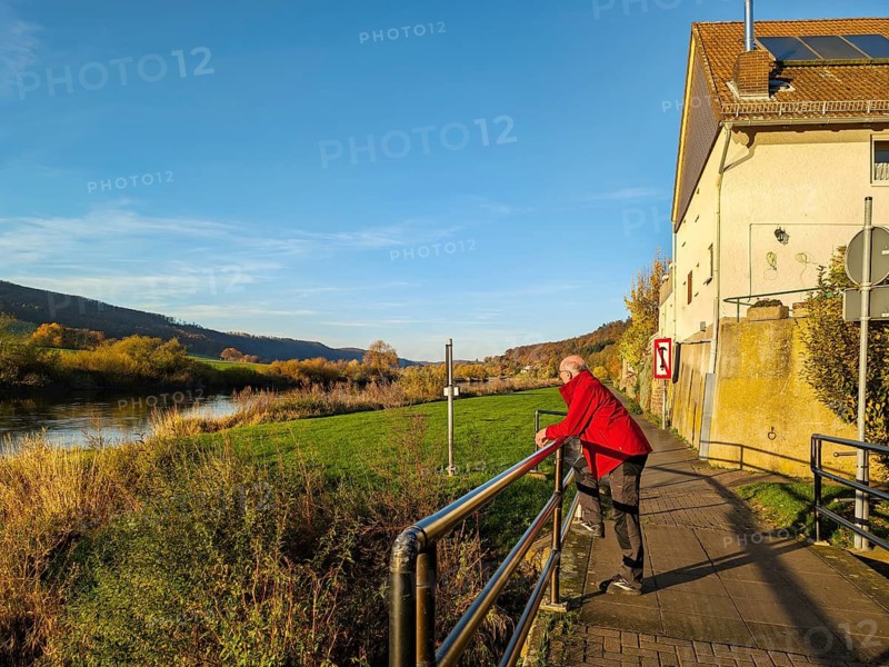 Hiker looking at the Weser, sunny autumn weather, Rühle, Bodenwerder, Rühler Switzerland, Vogler, Weser Hills, Lower Saxony, Germany