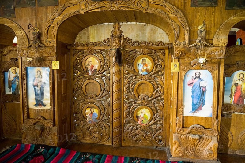 Detail of the intricately carved iconostasis of an Orthodox altar with images of saints, cave church, rock caves, cave dwellings, ?ipova monastery, Uspenski monastery, Tipova, Rezina region, Republic of Moldova, Moldova