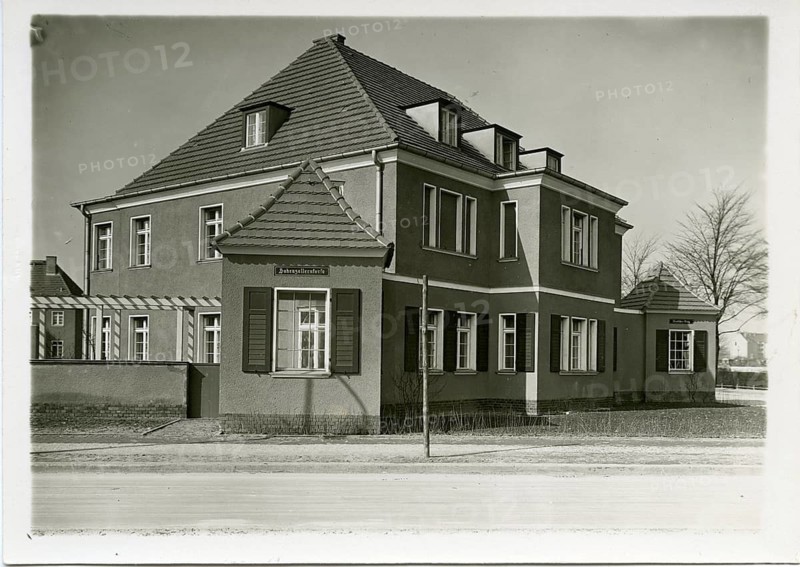 Hohenzollernkorso, Berlin, Neu Tempelhof, Fritz Bräuning, Neues Bauen, architecture, modern, two-storey residential building with sloping roof and shutters on a sunny day, John, around 1930