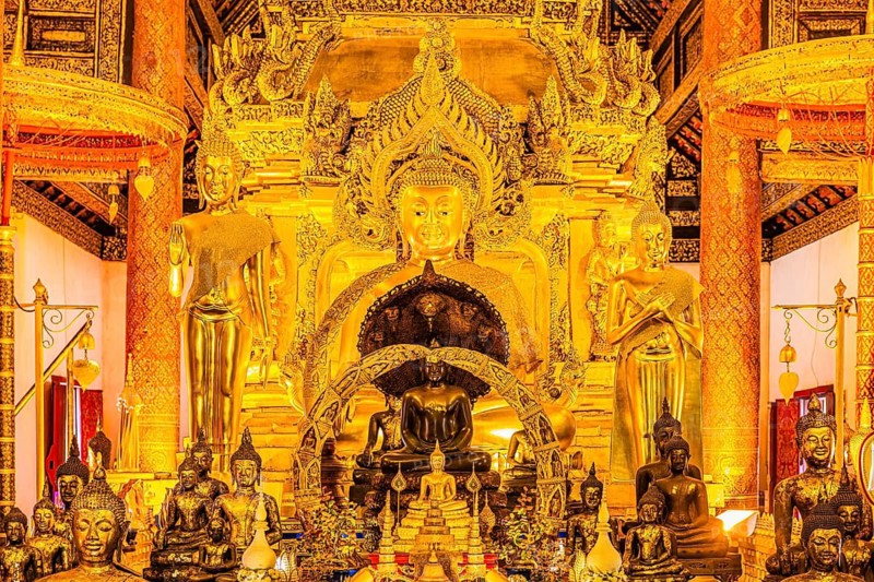 Sumptuous interior with richly decorated wooden ornaments, gilded Buddha statues, Buddhist temple complex Wat Phra That Si Chom Thong, near Chiang Mai, Chiang Mai Province, Thailand