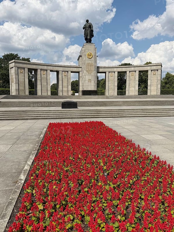 Soviet War Memorial in the Tiergarten, war memorial in memory of the Red Army soldiers who died in the Battle of Berlin in April and May 1945, Second World War, Straße des 17 June, Mitte, Berlin