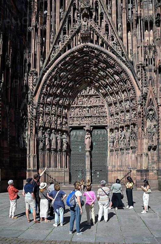 Tourists in front of the Cathédrale Notre Dame de Strasbourg, Strasbourg Cathedral, UNESCO World Heritage Site, Strasbourg, Bas-Rhin Department, Alsace, France