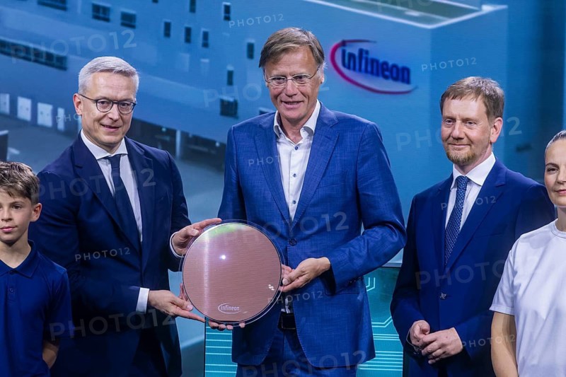 Infineon Smart Power FAB opened in Dresden. Federal Minister for Digital and State Modernization, Dr. Karsten Wildberger, Jochen Hanebeck, CEO Infineon Technologies AG and Michael Kretschmer Minister President of Saxony, Dirk Hilbert OB Dresden, symbolically open the factory, Dresden, Saxony, Germany