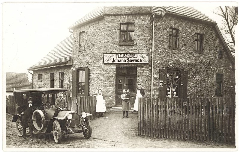 Butcher, shop, profession, twenties, Johann Sowade, village shop, car, group of people in front of a butcher shop and a car, surrounded by a fence, around 1920