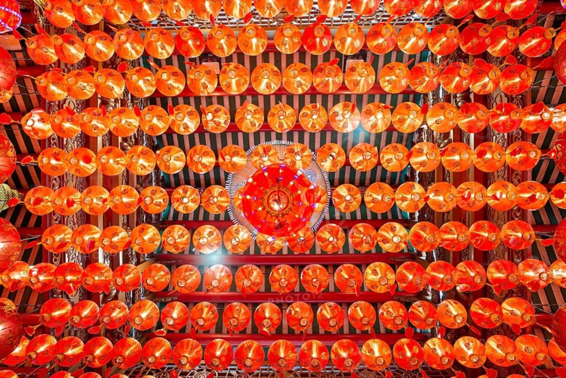 Traditional Chinese lanterns, numerous lanterns hanging from the ceiling, Wat Mangkon Kamalawat, Yaowarat Road, Chinatown, Bangkok, Thailand