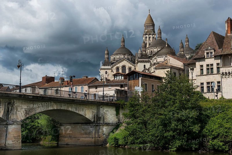 Pont des Barris with old town and Saint-Front Cathedral in Pèrigueux, Dordogne, France