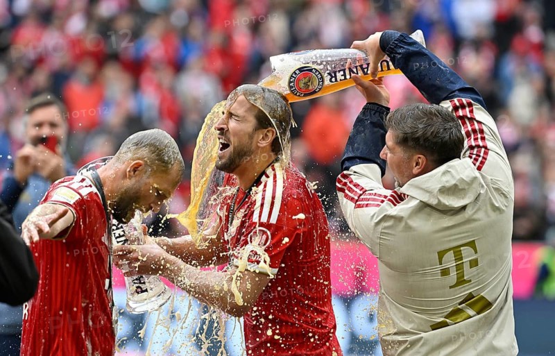 Beer shower, wheat beer shower, beer, Harry Kane FC Bayern Munich FCB (09) Konrad Laimer FC Bayern Munich FCB (27) Co-coach Coach Rene Maric FC Bayern Munich FCB FCB Championship Celebration German Football Champion FC Bayern Munich 2026, Football Bundesliga, Allianz Arena, Munich, Bavaria, Germany