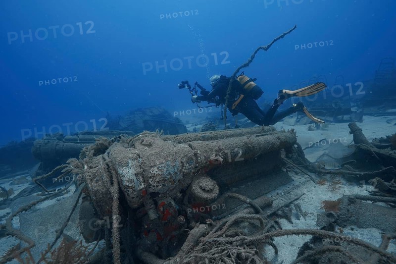 A diver examines a sunken wreck on the ocean floor, meteor wreck dive site, Russian hydrofoil, Arguineguin, Gran Canaria, Spain, Europe, Atlantic