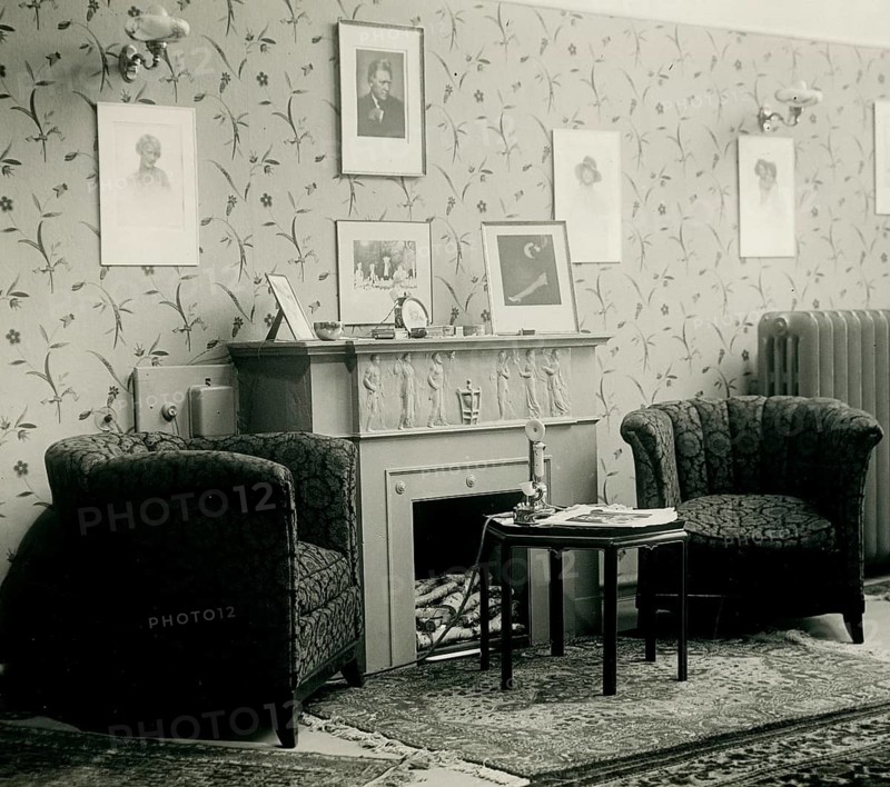 Living room, actor photos, elegant, cozy antique living room with fireplace, carpets and pictures on the wall, around 1926
